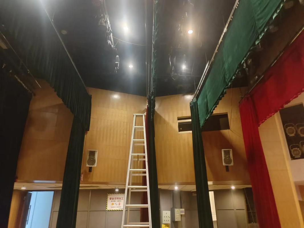 连夜安装舞台返音板，保障学校活动正常运行——急客户之所急，敬业更暖心